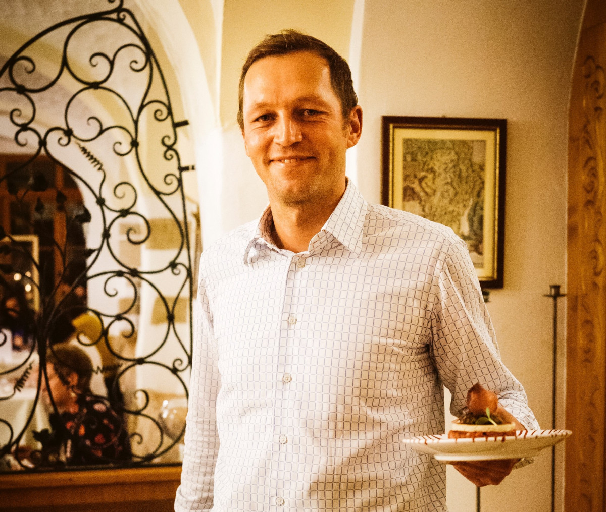 Joachim Wiesend trägt die Vorspeise auf: Tartar vom Kastler Bio-Rind