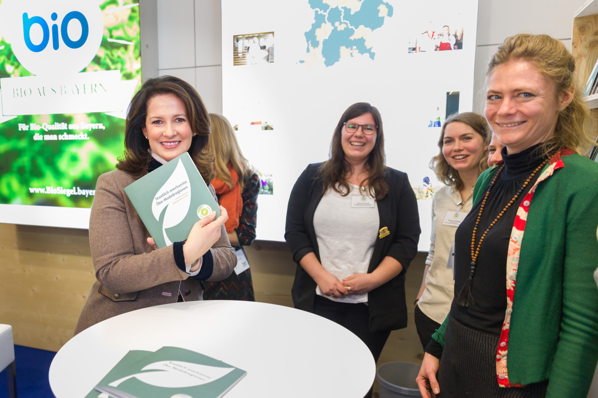 Frau Kaniber am ÖMR-Stand auf der Biofach-Messe 2020