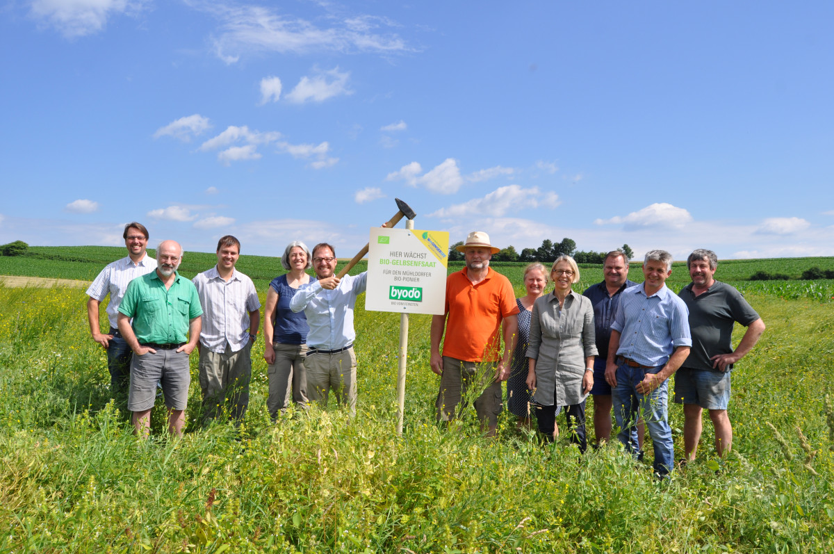 v.l.n.r.: Frank Filliung (Biosenfanbauer); dahinter Hr. Preiss, Hr. Schmidt, Karin Huber und Josef Stellner von Byodo; Franz Obermeyer (Biosnefanbauer), Marlene Berger-Stöckl, Ursula Haas, Sepp Probst (Biosnefanbauer), Hans Posch (Biosnefanbauer), Hans Steiner (Biosenfanbauer)