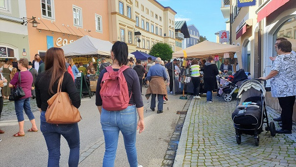 Zahlreich flanierten die Besucher durch den Markt.