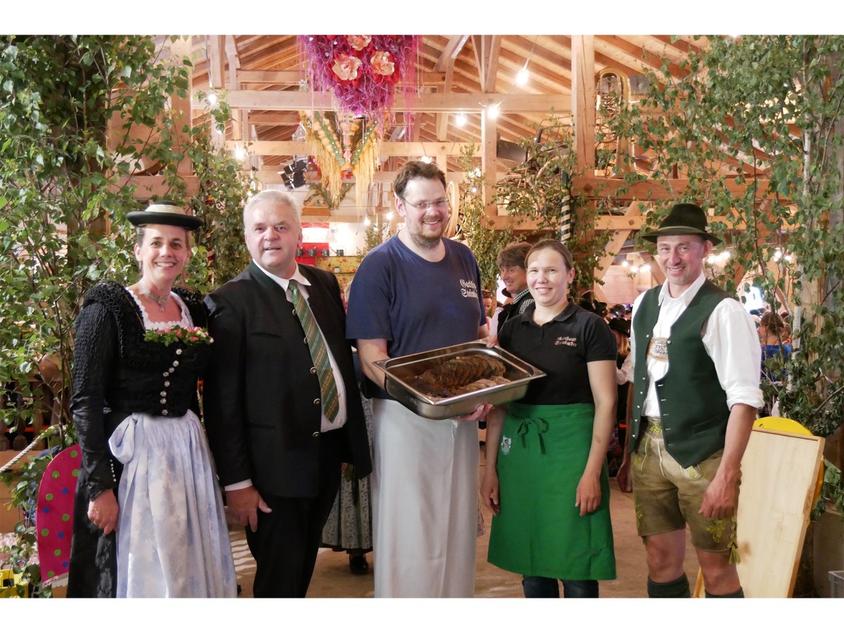 Menschen in Tracht bei Fest