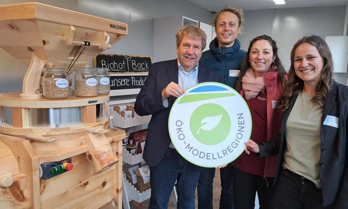 Gruppenfoto vor Getreidemühle