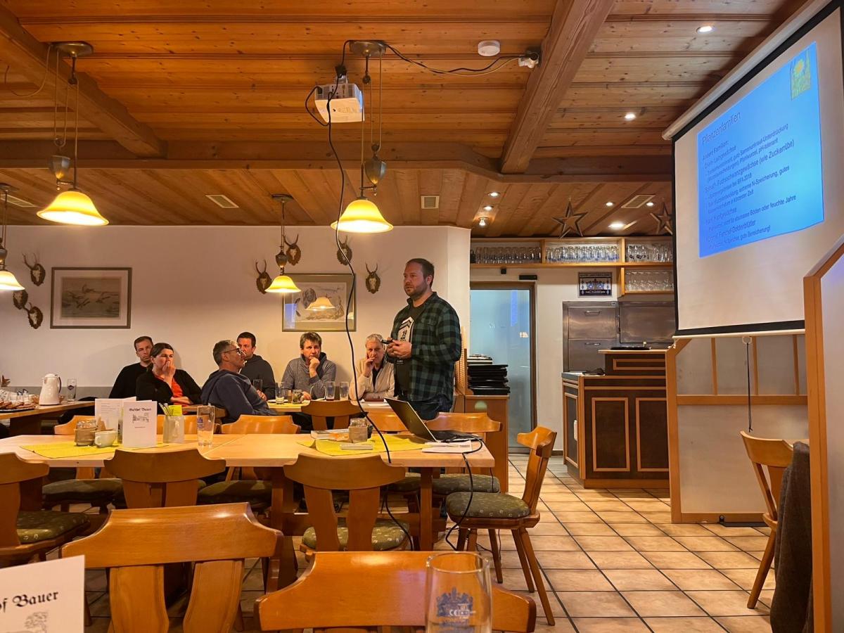 Mann hält Vortrag in einer Gaststube