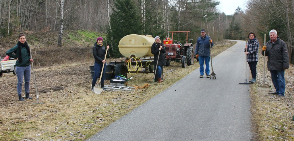 Beteiligte der Pflanzaktion für Birnbäume am 'Gleis der Erinnerung' in Nammering