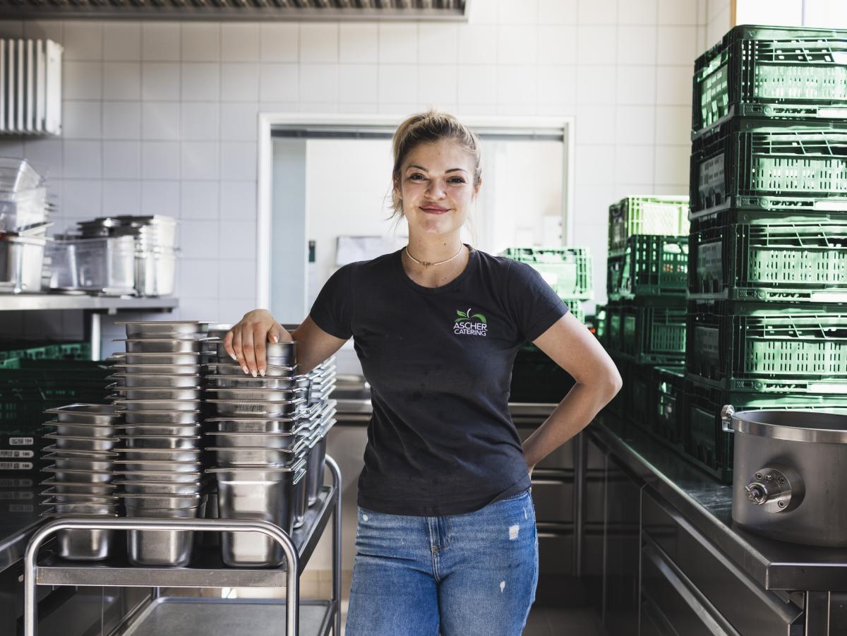 Lola Ascher in der Küche der SteinParkSchule