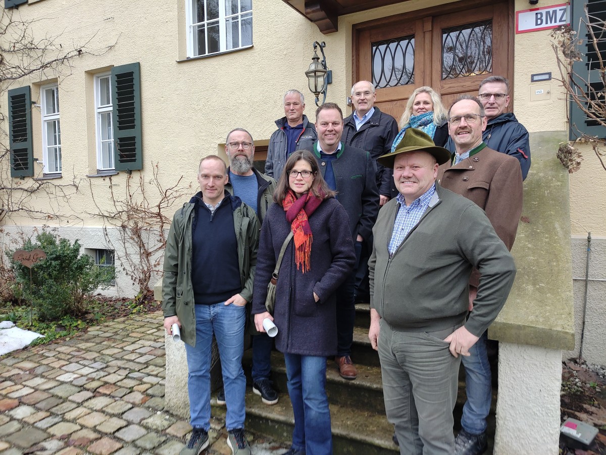 Angelika Gsellmann und Franz Hobmeier unterzeichnen Arbeitsvertrag