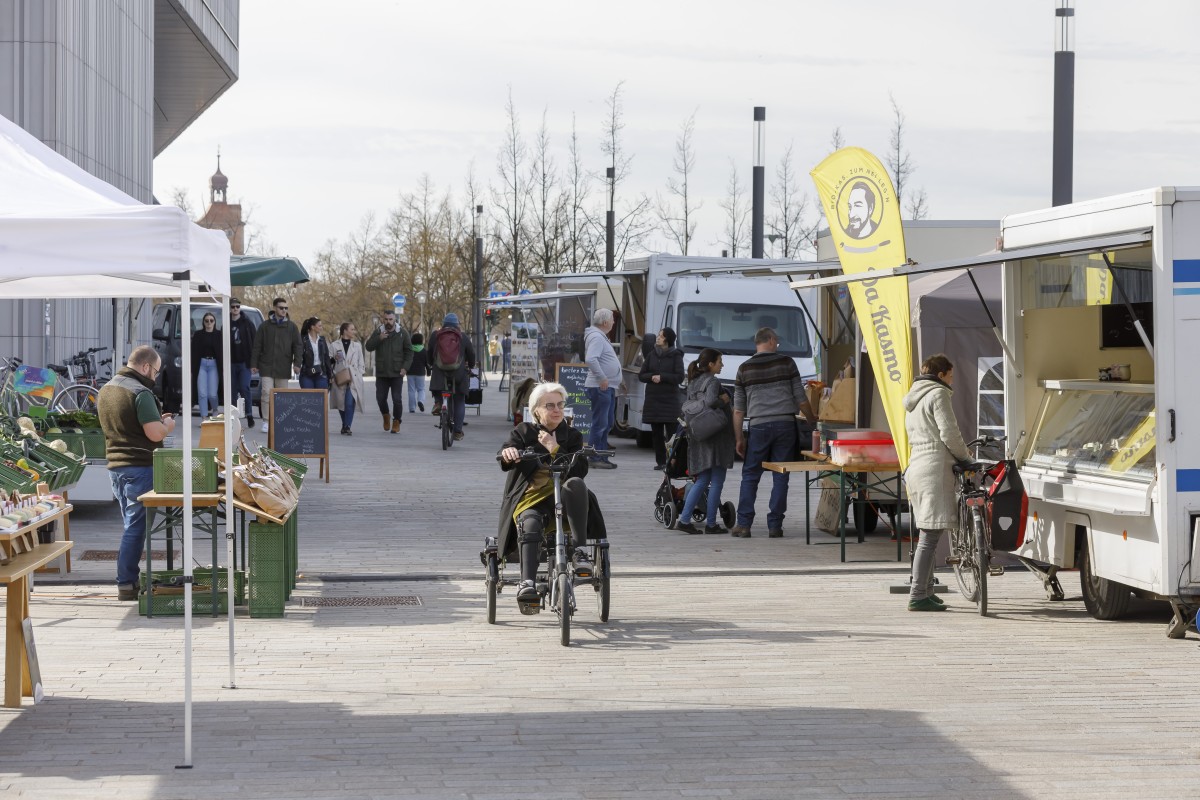 Jeden Freitag Nachmittag herrsch ein buntes Treiben auf dem Bio-Donaumarkt