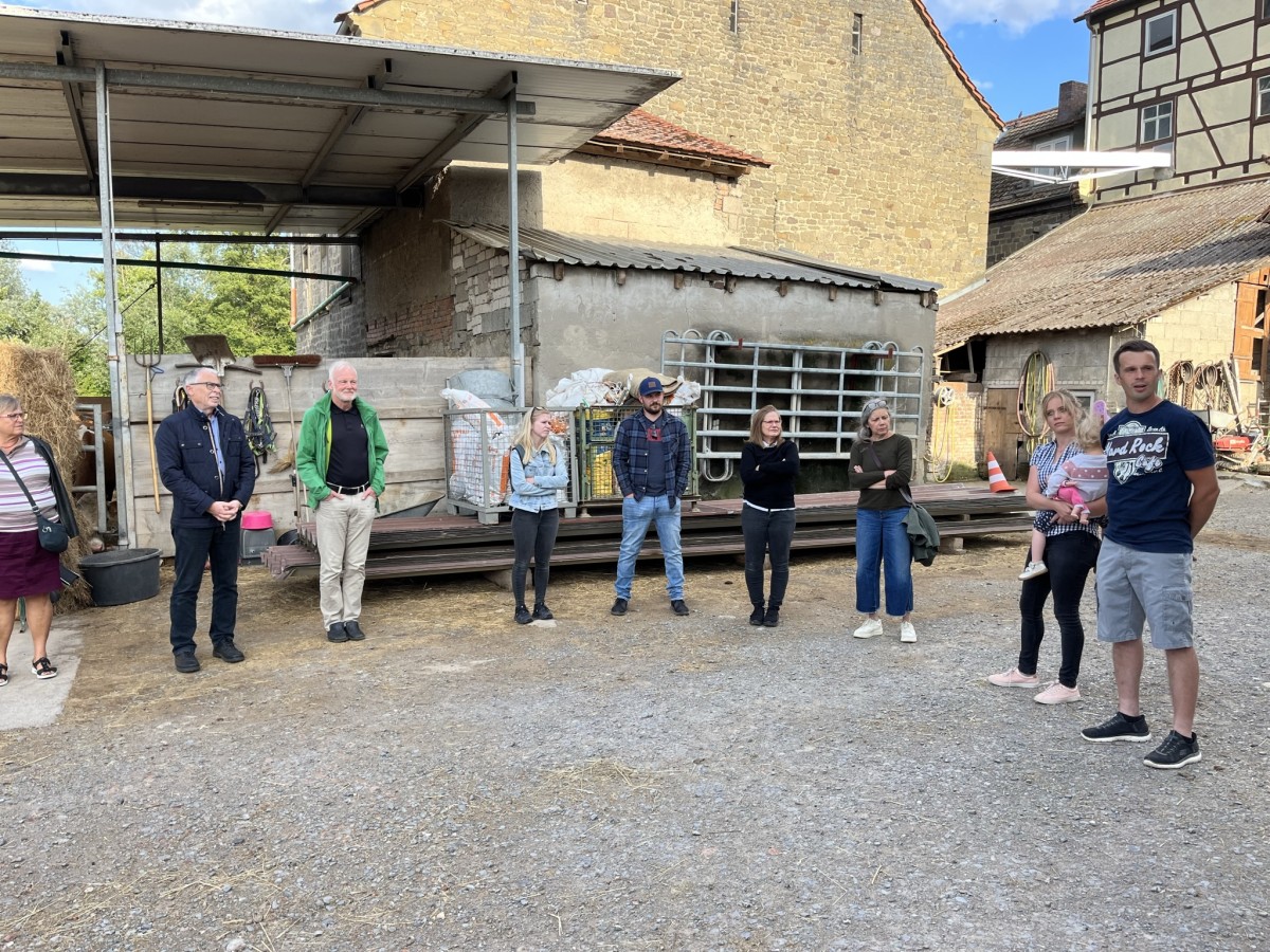 Menschen im Hof eines landwirtschaftlichen Betriebes