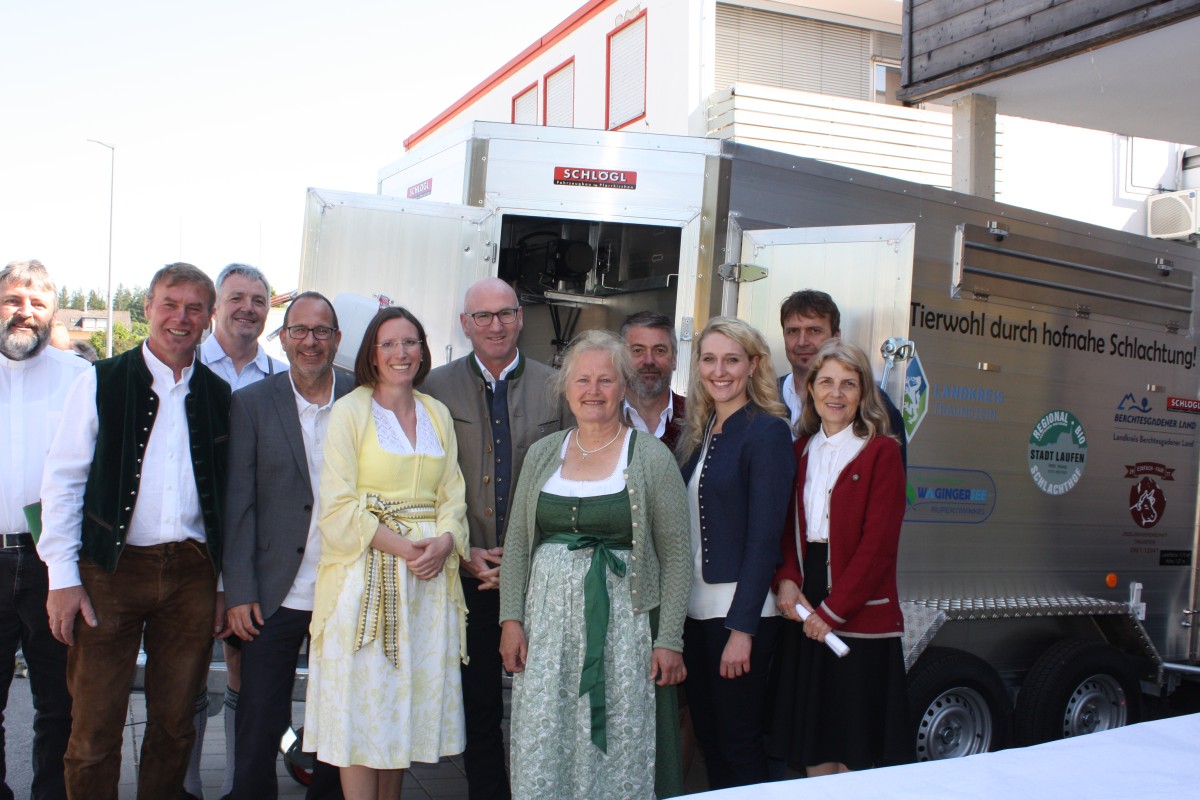 Sie sind stolz auf ihr Gemeinschaftsprojekt, den mobilen Schlachtanhänger (von links): Stefan Leitenbacher,, Matthias Baderhuber, Vorstandssprecher der ÖMR, Hans Feil, Stefanie Lang, Vorstandssprecherin der ÖMR, Bernhard Kern, Marlene Berger-Stöckl, Managerin der ÖMR, Christian Reiter, Magdalena Kollmann, Franz Eder, Birgit Seeholzer