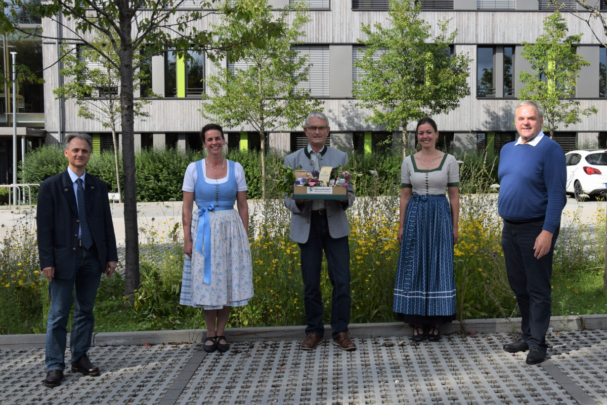 Menschen vor Grünem Zentrum