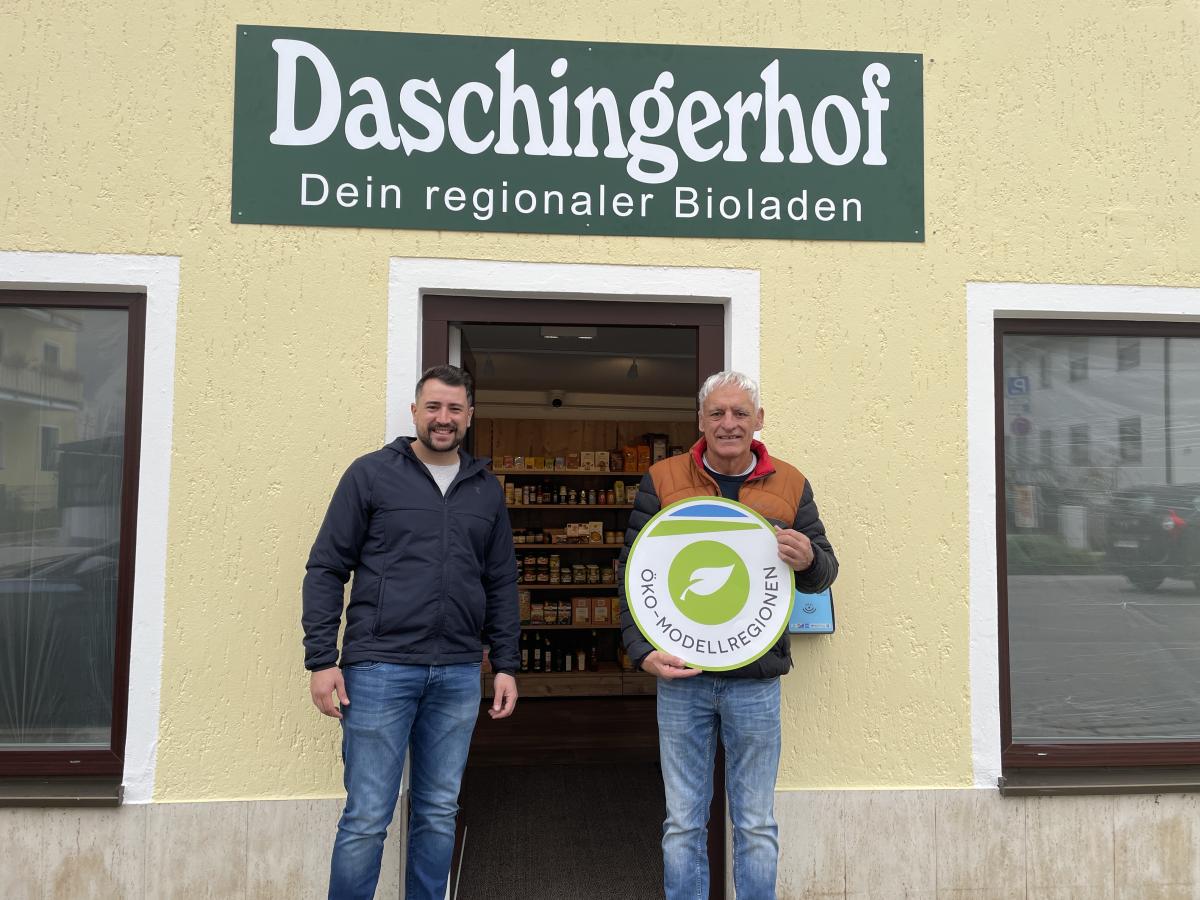 Tobias und Lorenz Kratzer vor dem neuen Bioladen des Daschingerhofs