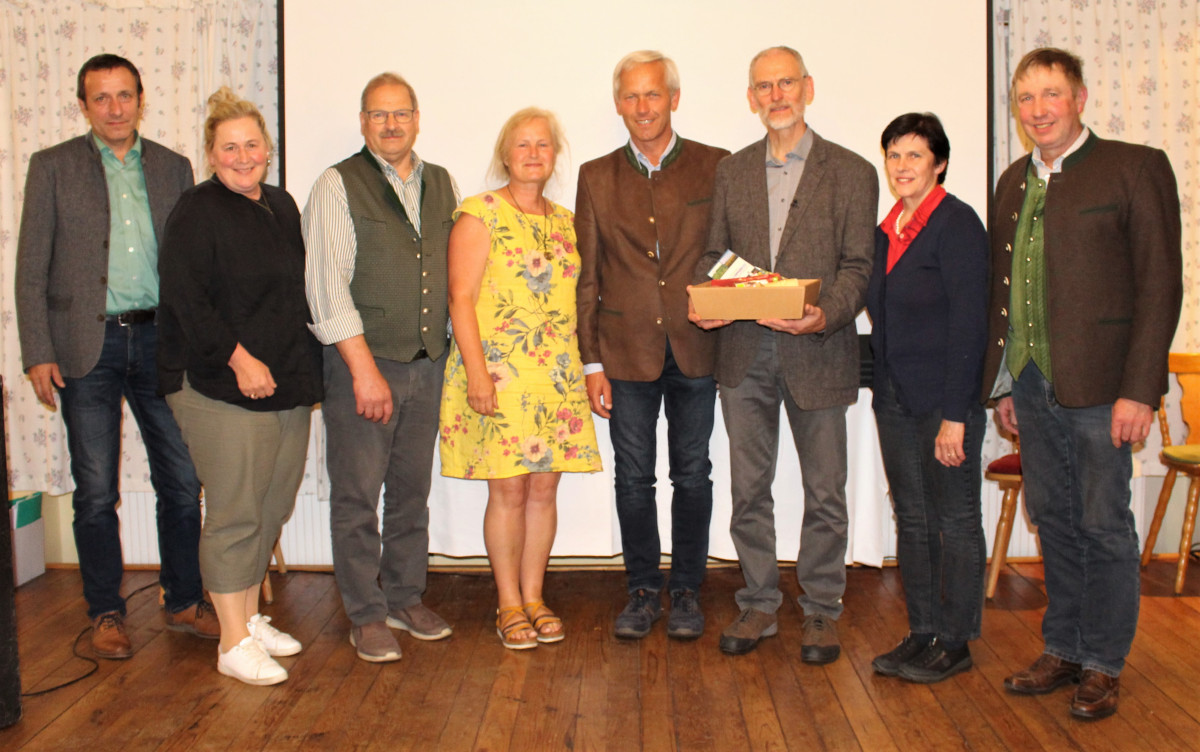 Der Referent Ulrich Mück (mit Geschenkkörberl) neben Martin Fenninger (Bürgermeister der Gemeinde Wonneberg) und Vorstandsmitgliedern der Ökomodellregion, deren Projektleiterin und Mitgliedern des BBV.