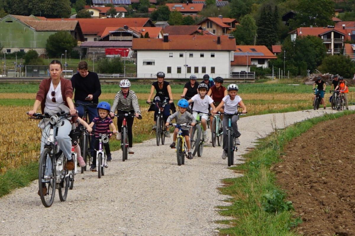 Eine Gruppe von RadfahrerInnen auf einem Schotterweg
