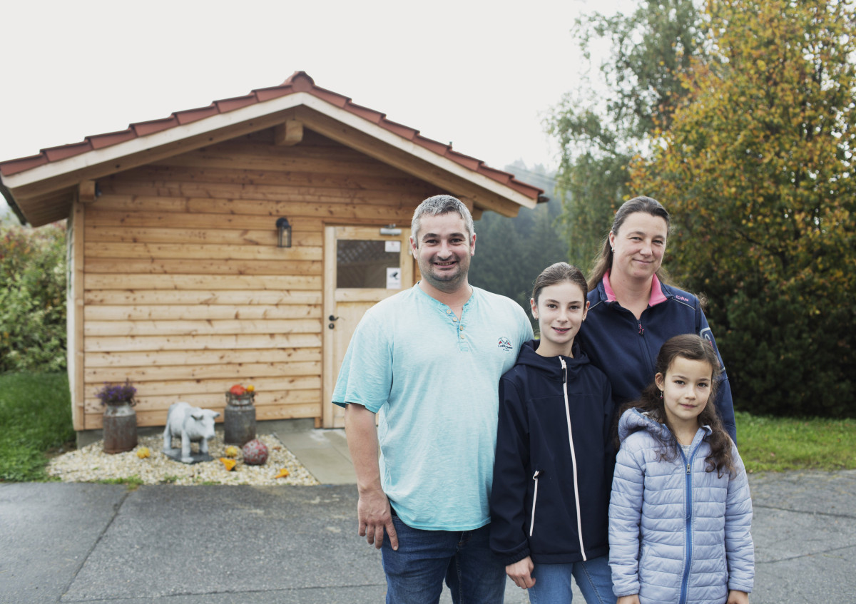 Familie Dankesreiter vorm Verkaufshäuschen