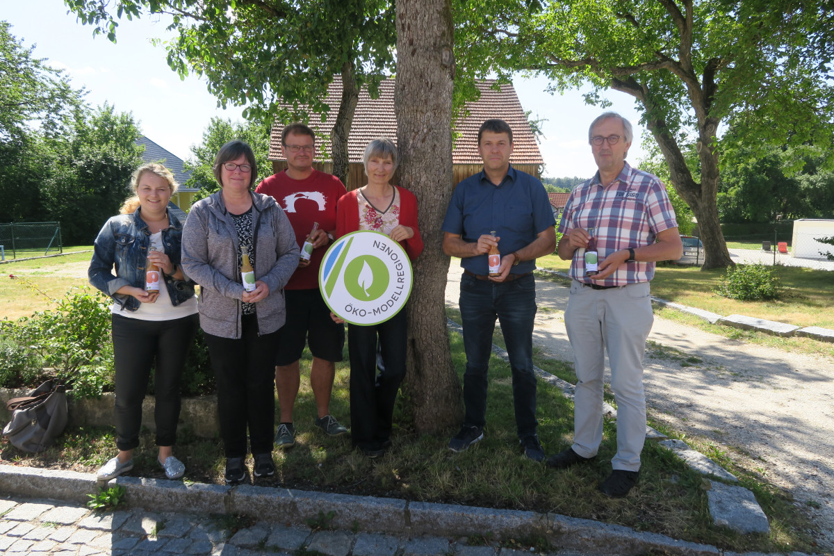 Auftakt unterm Birnbaum: Die Modellgemeinde Ursensollen bietet ihren Gästen zukünftig (Bio)Streuobst-Getränke aus der Region an - (v.l.n.r.) Nina Forster (Verwaltung), Isabel Lautenschlager (Naturpark Hirschwald), Roland Heldrich (Streuobst-Biobauer)