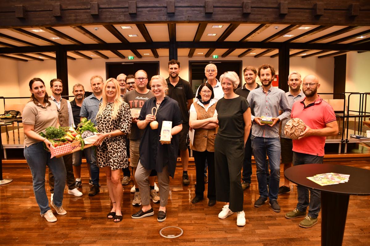 Gruppenbild mit allen Beteiligten