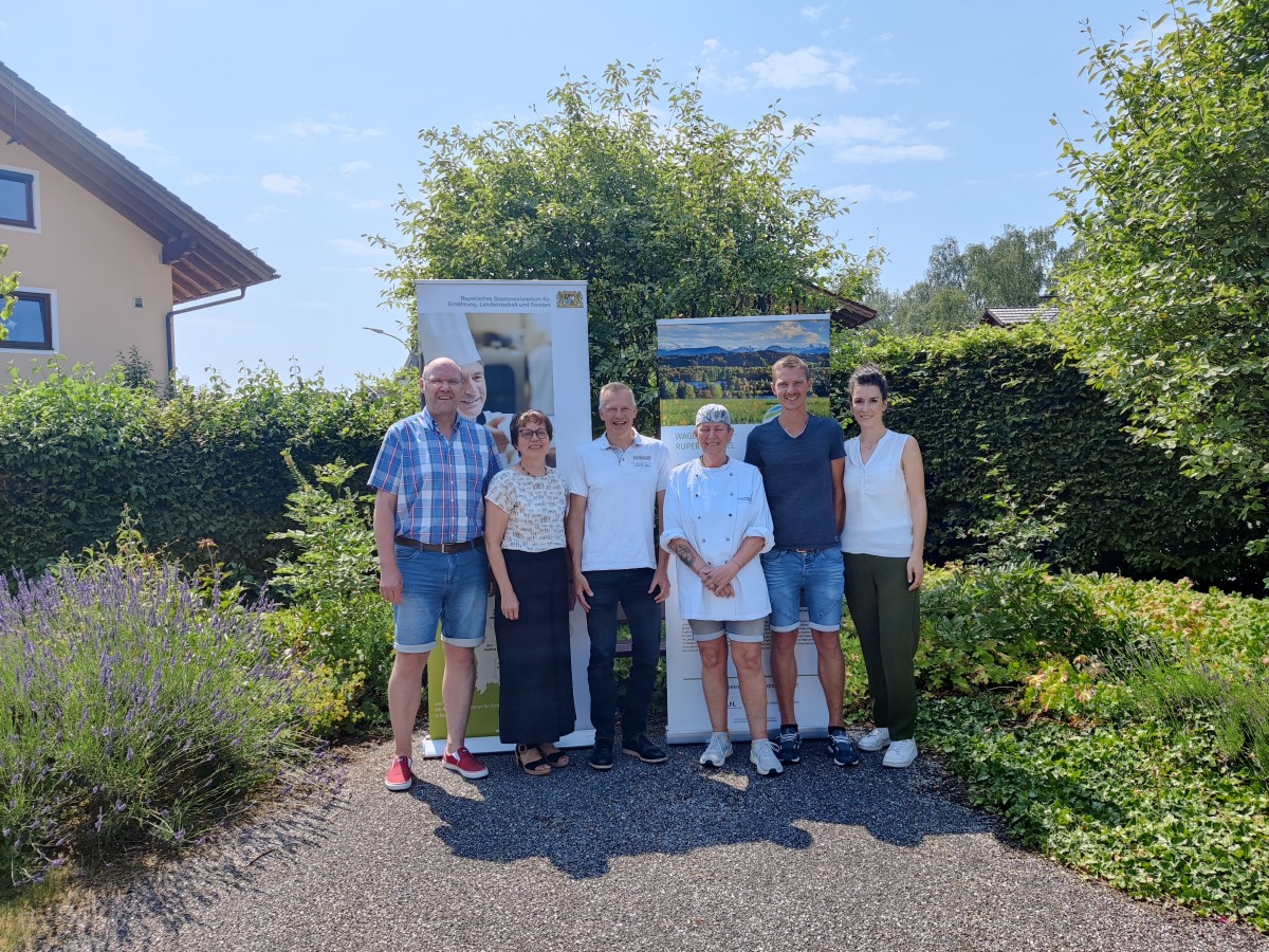 Zum Gruppenbild aufgestellt haben sich hier (von links): Einrichtungsleiter Hubert Sailer, Irmgard Reischl (AELF Ebersberg-Erding), Biocoach Hubert Bittl, Küchenleiterin Piederstorfer-Jung, Verpflegungsbeauftragter Samuel Bienzle und Ökomodellregionsmanagerin Lilli Dinglreiter.