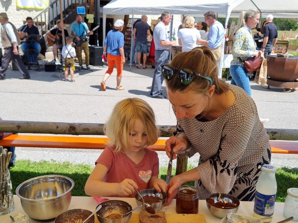 Kind und Frau stellen Schokobutter her