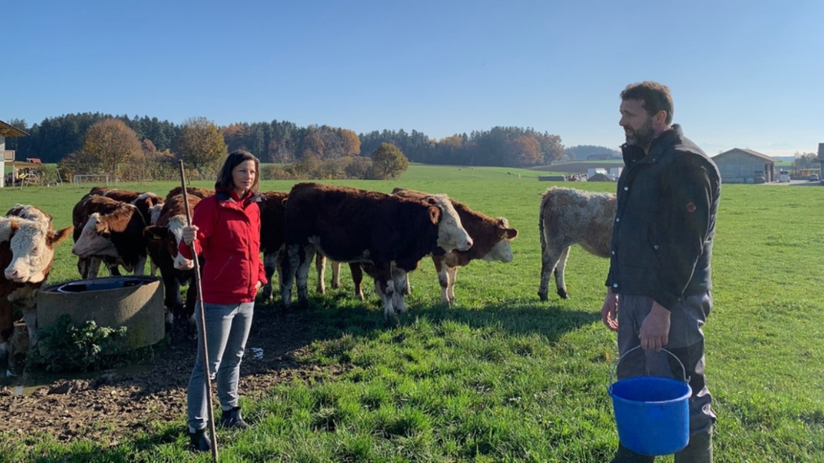 "STATIONEN"-Moderatorin Irene Essmann und Johannes Krumbachner aus Kirchweidach sprechen über die Sorgen der Bauern und artgemäße alternative Tierhaltung in der Landwirtschaft