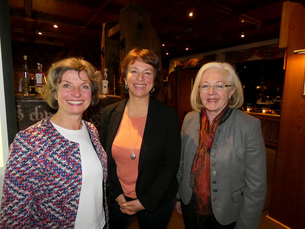 Die Gründungsmitglieder des Traunsteiner Ernährungsrates: (von links): Beate Rutkowski (BN), Gisela Sengl, MdL und Helga Geistanger (Slowfood)