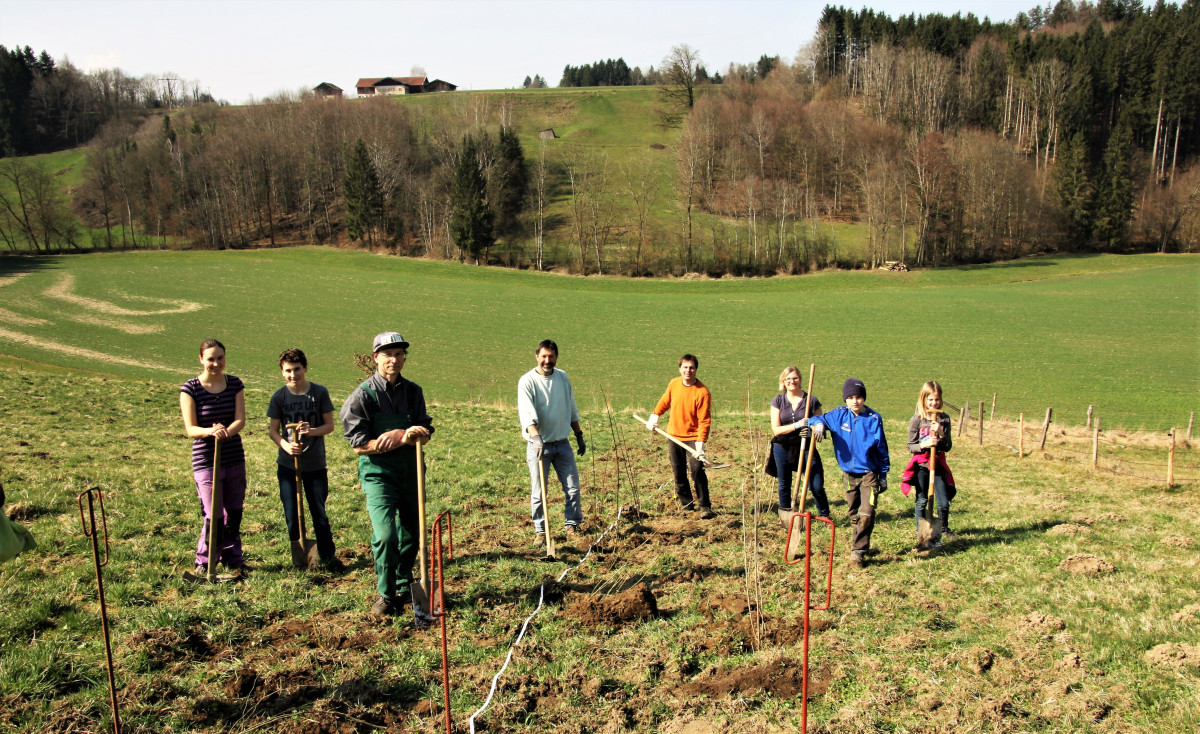 Ein kurzer Blick zum Fotografen, ehe es weitergeht. Von links: Helen, Jonas und Carsten Voigt, Klaus Herold, Martin, Verena, Simon und Celina Schmid. Unten im Tal liegt der Eisgraben.