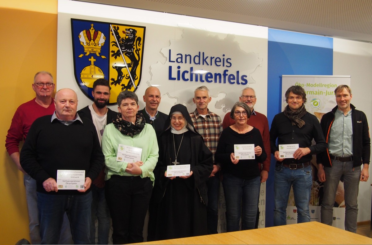 Landrat Christian Meißner mit den Empfängern der Öko-Kleinprojektförderung. vlnr.: Hans Peter Raab, Sebastian Kraus, Pascal Hauptmann, Michaela Raab, Landrat Christian Meißner, Mutter Mechthild, Ehepaar Pistor, Stefan Janssen (Öko-Modellregion), Matthias Murrmann, Michael Stromer (Umweltstation)