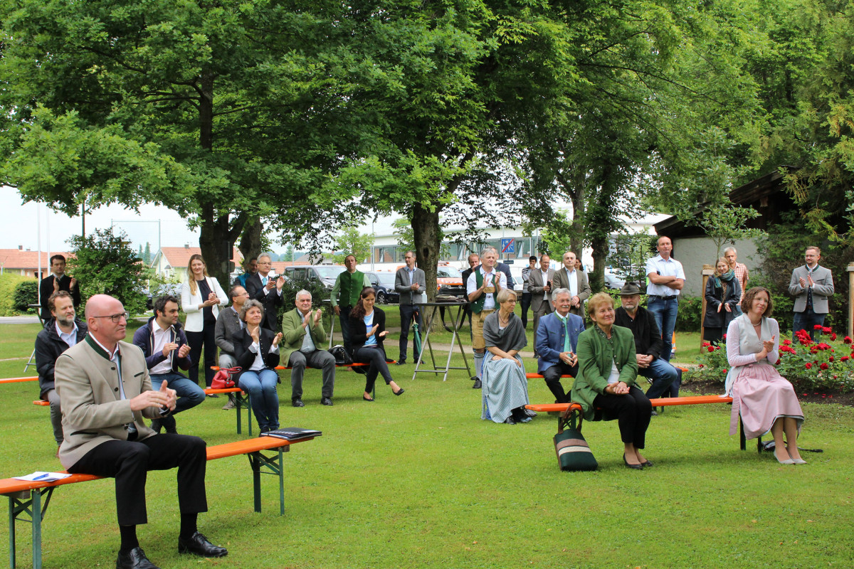 Besucher vieler Ämter und anderer Kooperationspartner trafen sich  im Lindenpark in Teisendorf; vorne von links: Bernhard Kern Landrat des Berchtesgadener Landes, Resi Schmidhuber Landratsstellvertreterin aus Traunstein, Stefanie Lang Vorstandssprecherin