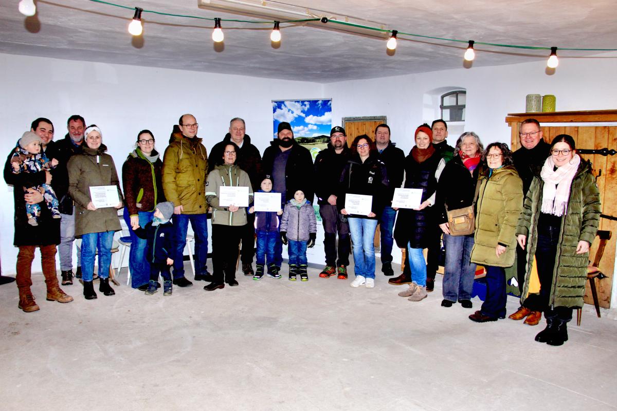 Mehrere Personen stehen in einer Gruppe und halten Schilder in die Höhe.