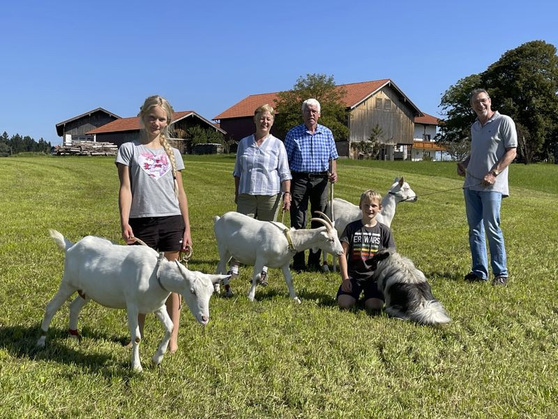 Maria und Hans Frisch mit ihren Enkelkindern Vroni und Matthias und (rechts) Manfred Erber bei einer Wanderung mit den temperamentvollen Ziegen.