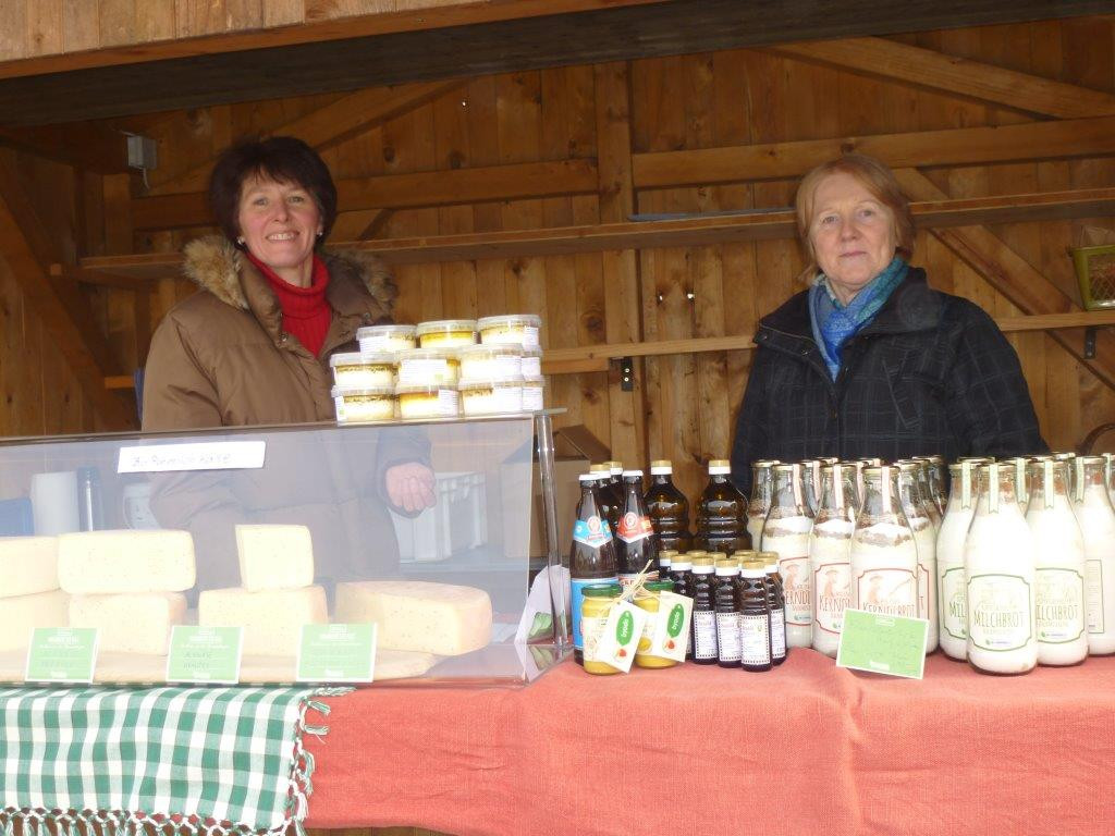 Elfriede Praxenthaler und Anneliese Frumm unterstützen den Bauernmarkt in Fridolfing.