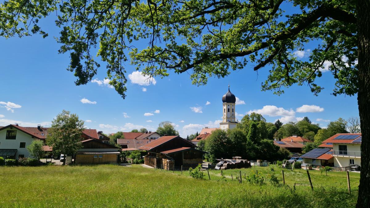 Dorfansicht Aying mit Kirche