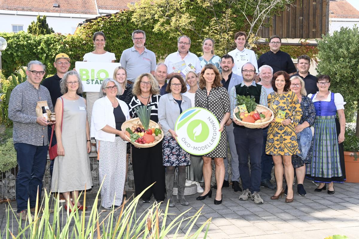 Gruppenfoto zum Auftakt der Regioplus-Challenge mit Landrätin Schweiger und Oberbürgermeisterin Maltz-Schwarzfischer im BSZ