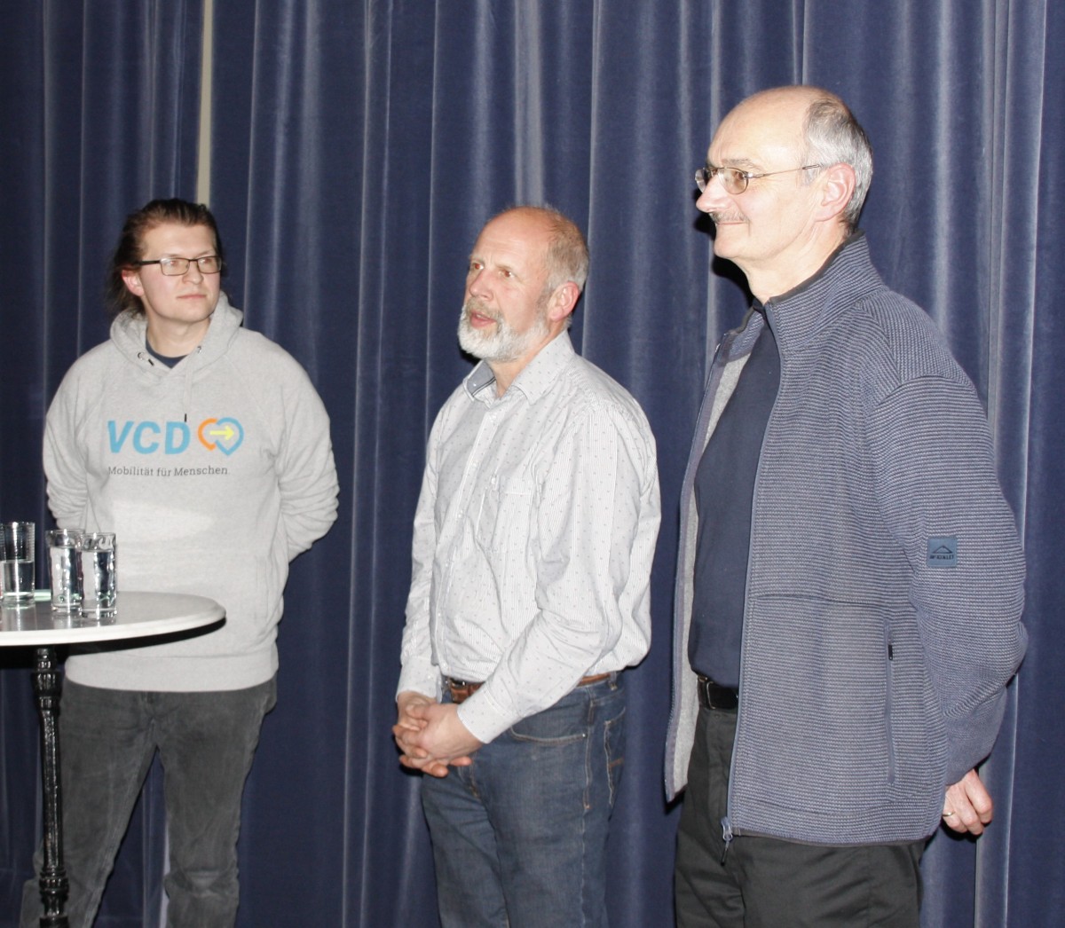 Das Bild zeigt Daniel Riebl, Norbert Brunner und Gerhard Gradl, die vor der Kinoleinwand stehen.