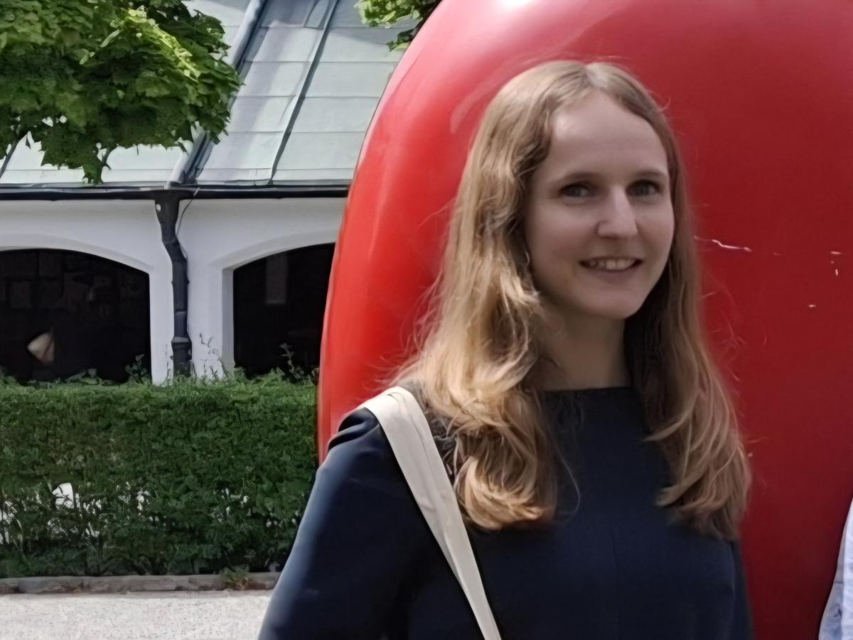 Junge Frau mit langen hellbraunen Haaren