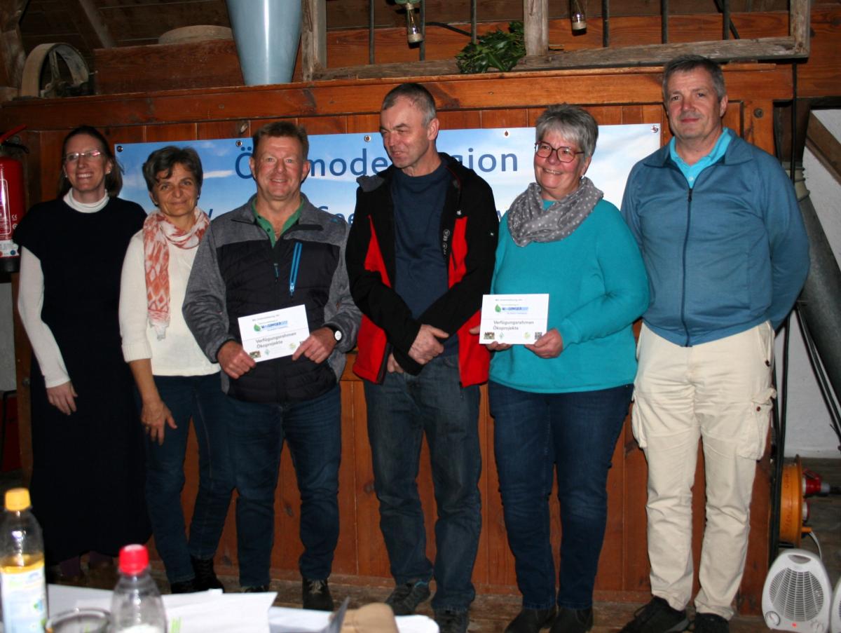 Übergabe der Förderschilder an 2 Kleinprojekteträger 2024 in Teisendorf