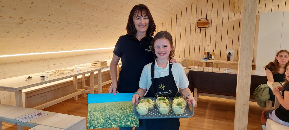 Birgit und Julia Dinauer servieren ihre Köstlichkeiten