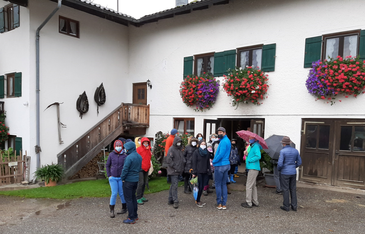 Lenz führte die Familien über den Hof