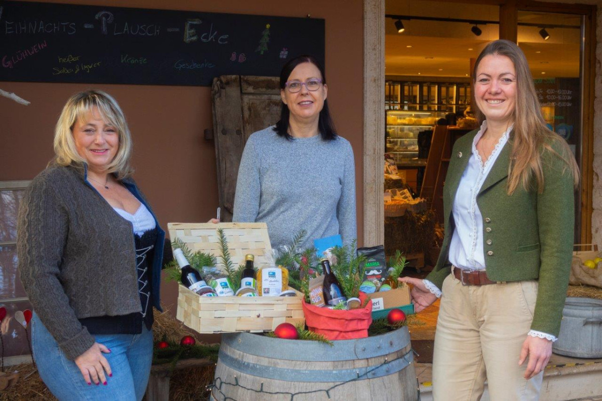 Frauen vor Laden in Holzkirchen