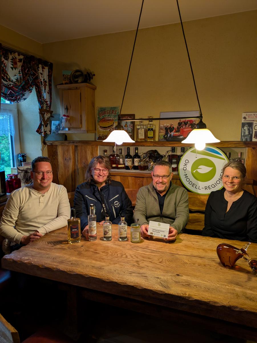 Der Bürgermeister überreicht gemeinsam mit dem Projektmanagement das Förderschild