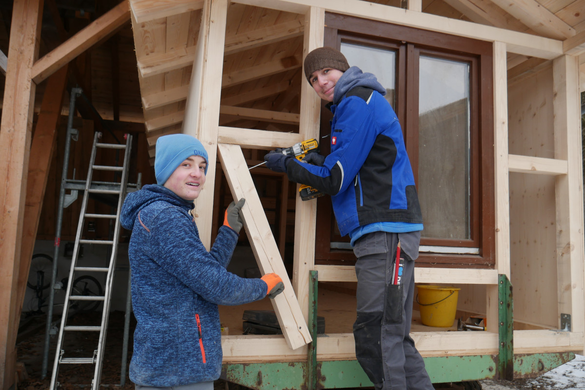 Zwei Handwerker beim Bau