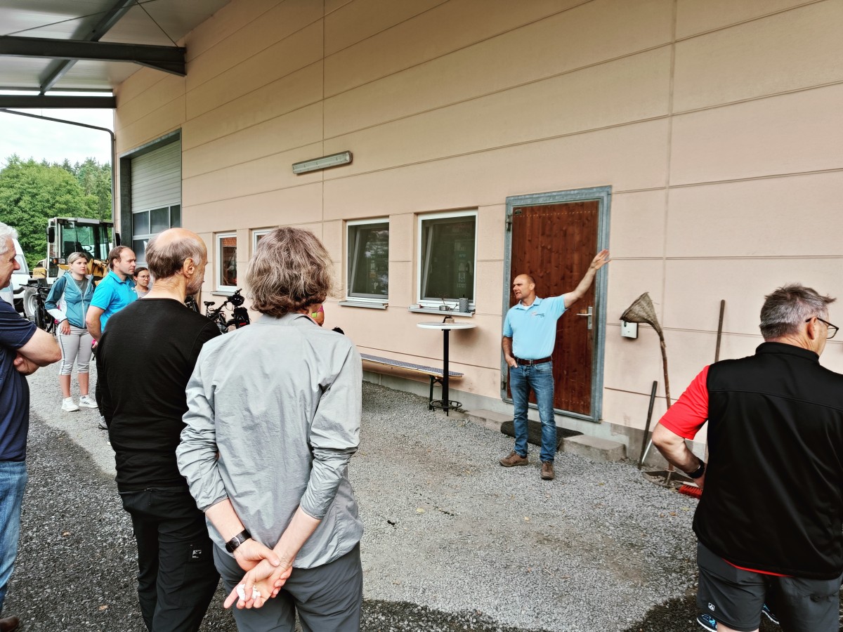 Von Floß nach Gailersreuth über den Kühbachhof zur Finstermühle Nach dem Treff in Floß mit Begrüßung durch ersten Bürgermeister von Floß - Robert Lindner - ging es nach Gailersreuth. Dort erwartete bereits Gerald Meierhöfer, Betriebsinhaber der Gailersreuther Mühle, die Truppe. Meierhöfer führte diese durch seine Mühle und gab einen Einblick in das traditionsreiche, aber dennoch moderne Müllerhandwerk. „In einem Umkreis von 100 Kilometern beziehen und verkaufen wir das ökologische Getreide sowie