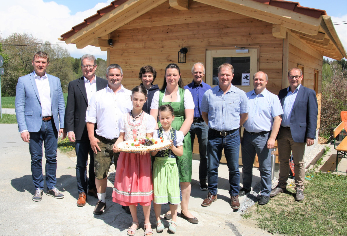 Die Familie Dankesreiter hat Anfang Mai mit Vertretern des Passauer Oberlandes und des Entscheidungsgremiums das Verkaufshäuschen eröffnet.