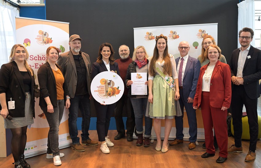 (v.l.n.r.): Maria Hohenester (Geschäftsführerin LVÖ Bayern), Christine Lauterbach (Verein Fichtelgebirge Innovativ), Daniel Buslapp (Öko-Modellregionen Manager der Öko-Modellregion Fichtelgebirge), Michaela Kaniber (Bayerische Staatsministerin für Ernährung, Landwirtschaft, Forsten und Tourismus), Stefan Purucker (Bio-Landwirt), Ute Purucker (Bio-Landwirtin), Bio-Königin Raphaela I., Manfred Söllner (2. Bürgermeister Wunsiedel), Lisa Hertel (Öko-Modellregionen Managerin), Anita Berek (Bürgermeis