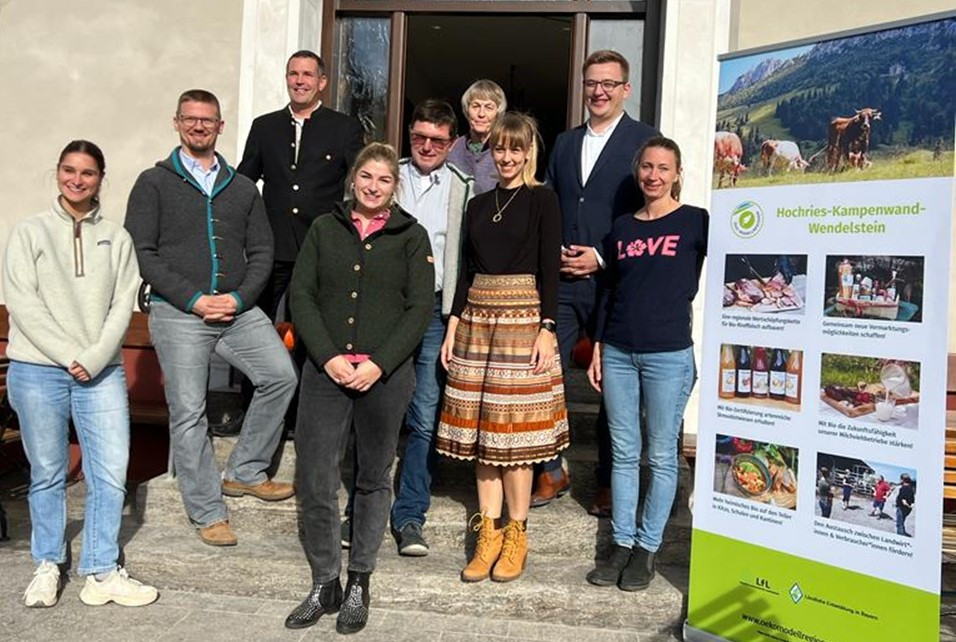 Neun Personen stehen vor dem Wirtshaus Hofwirt Neubeuern