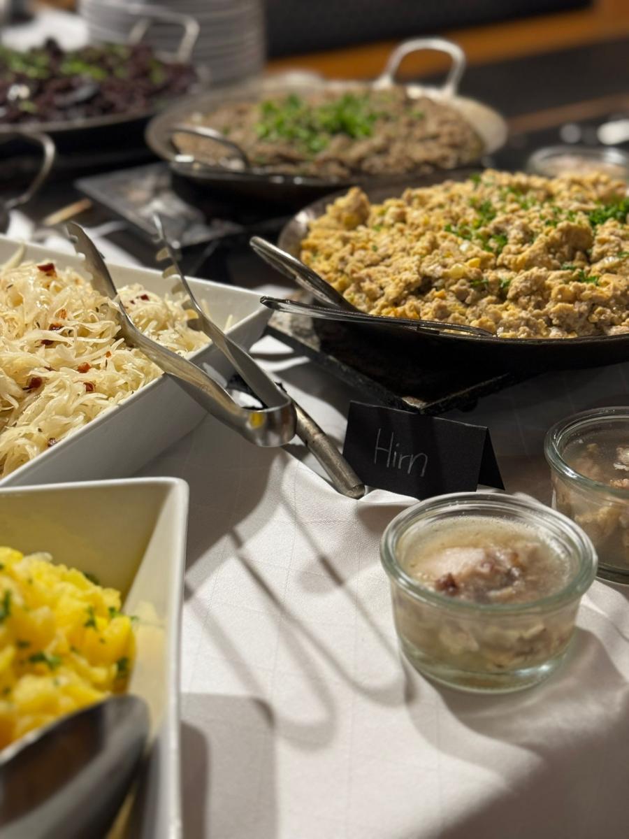 Hirn, Blut- und Leberwurst, Sülze und Co - auch ausgefallene Gerichte gibts am Buffet beim Sautanz