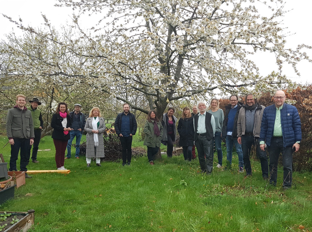 gründngsbild des Ernährungsrats Oberfranken: Die Gründungsmitglieder vor einem blühenden Kirschbaum