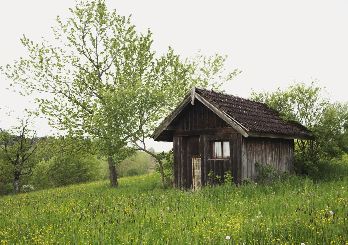 Das Foto zeigt einen kleinen Schuppen im Landkreis Augsburg.