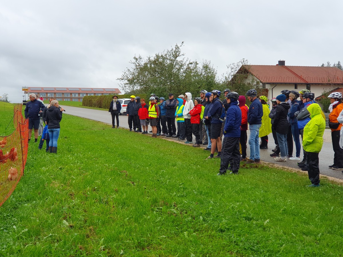 Start der Biogenussradltour in Teisendorf-Ufering am mobilen Hühnerstall von Familie Meier.