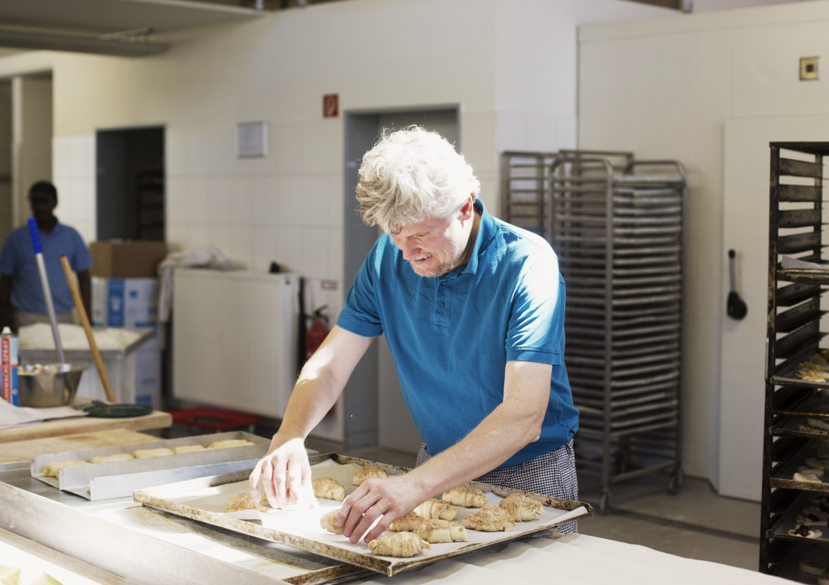 Die Bäckerei Neumeier in Teisendorf, im Bild Andreas Neumeier, arbeitet noch traditionell. Sie verarbeitet auch Getreide aus Laufener Landweizen.