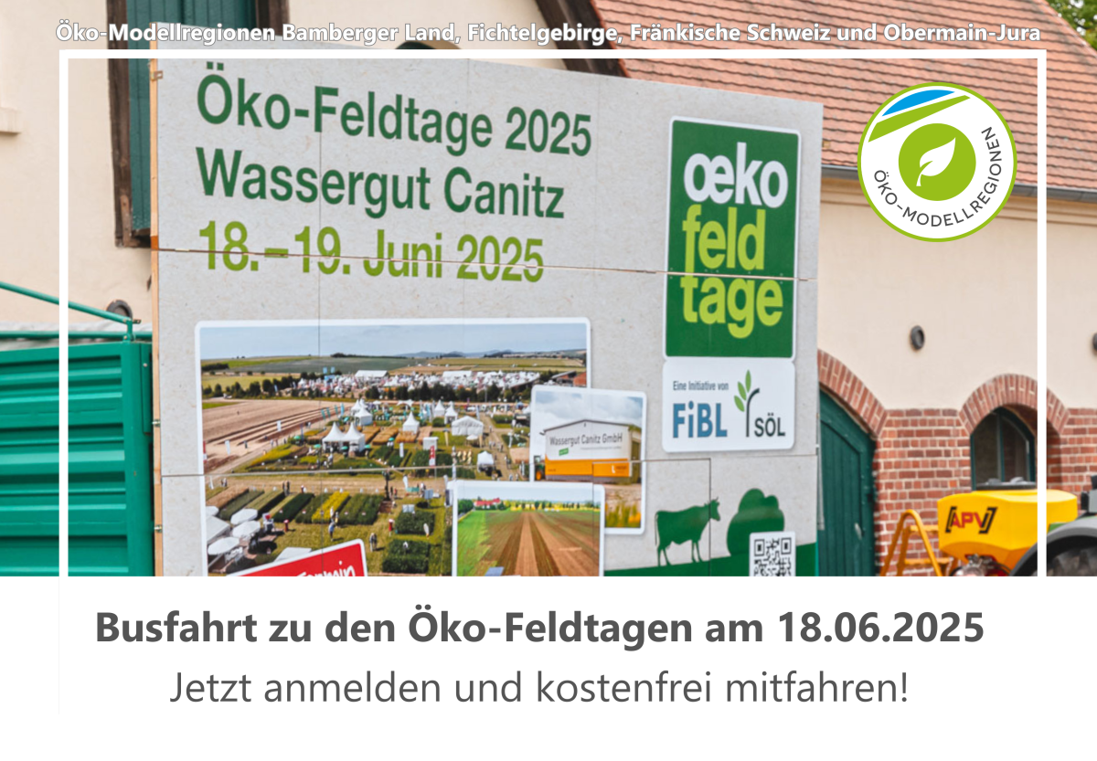 Menschen stehen vor einem großen Schild mit Hinweisen zu den Öko-Feldtagen